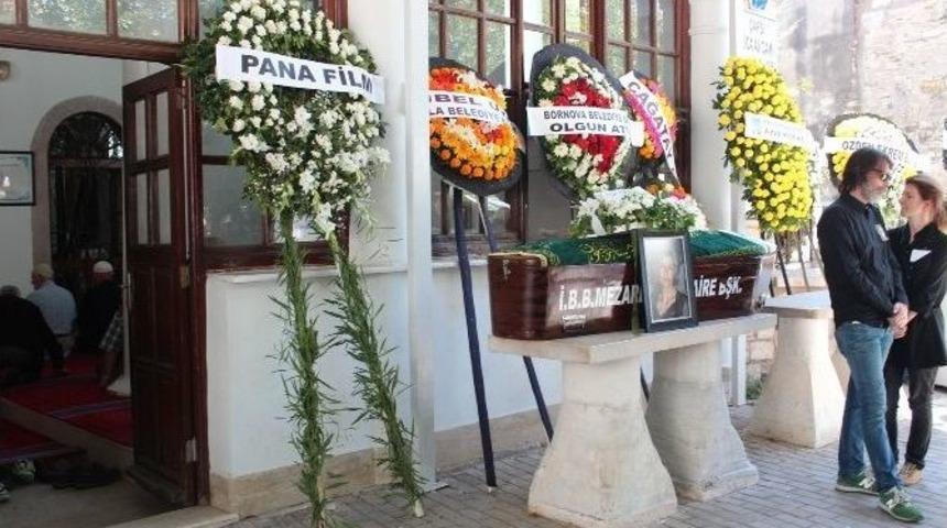 Erdal Beşik&ccedil;ioğlu Annesini Son Yolculuğuna Uğurladı