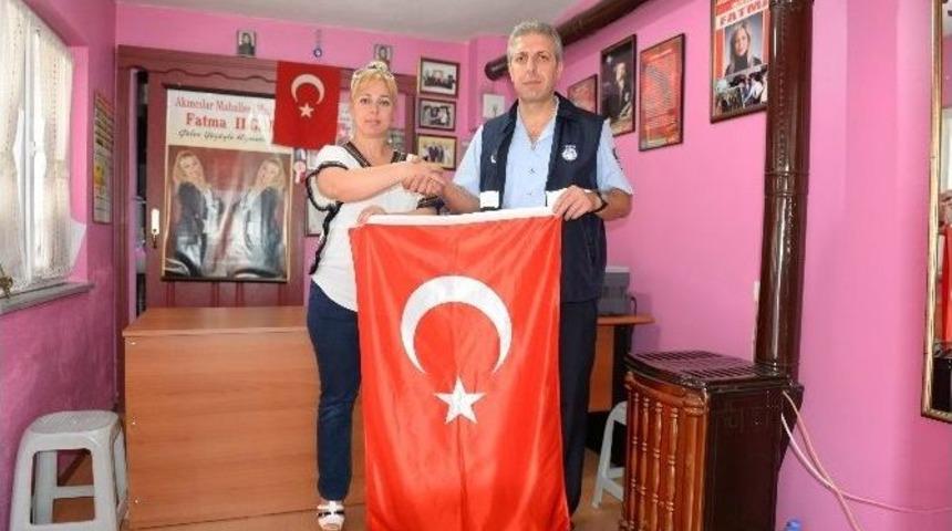 Muhtarlara T&uuml;rk Bayrağı