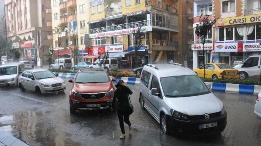 Hakkari'de Sağanak Yağmur Vatandaşlar Zor Anlar Yaşattı