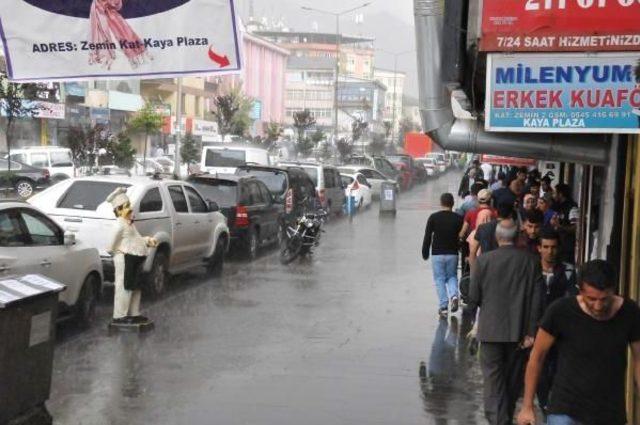 Hakkari'de Sağanak Yağmur Vatandaşlar Zor Anlar Yaşattı