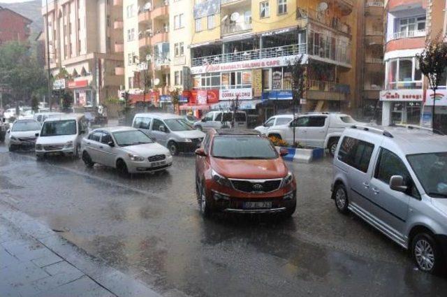 Hakkari'de Sağanak Yağmur Vatandaşlar Zor Anlar Yaşattı