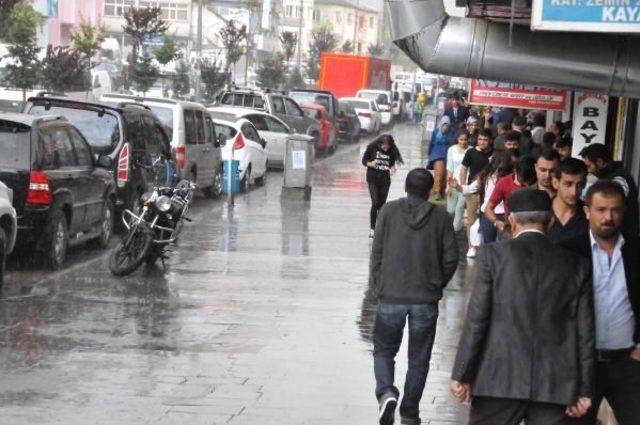 Hakkari'de Sağanak Yağmur Vatandaşlar Zor Anlar Yaşattı