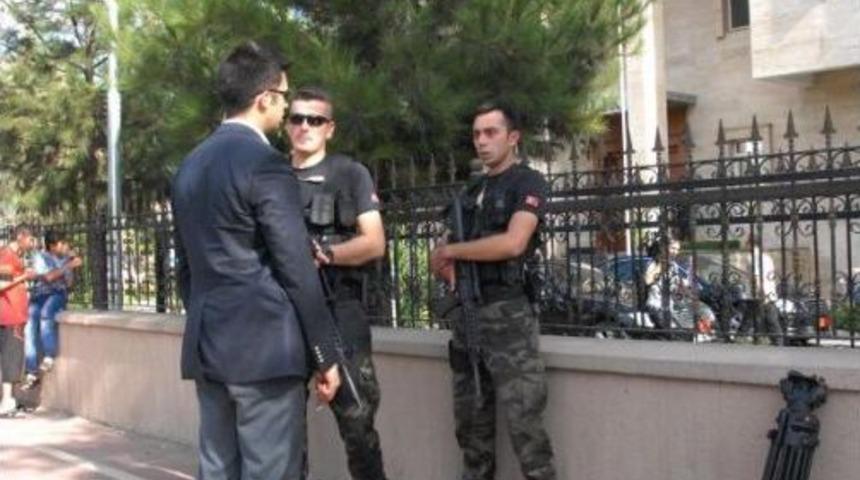 İ&ccedil;işleri Bakanı Altınok, Diyarbakır'daki Se&ccedil;im G&uuml;venliği Toplantısına Katıldı