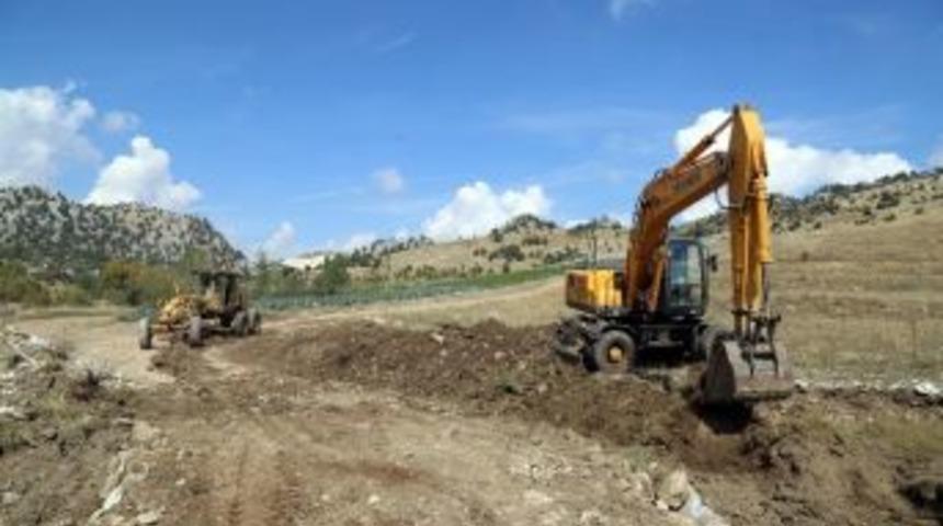 Erdemli&rsquo;de Yol A&ccedil;ma &Ccedil;alışmaları S&uuml;r&uuml;yor