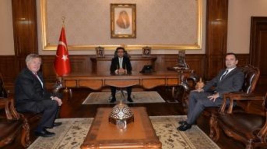 İzgaz M&uuml;d&uuml;r&uuml;&rsquo;nden Vali G&uuml;zeloğlu&rsquo;na Ziyaret