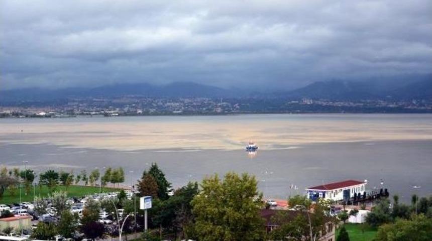 Şiddetli Yağış İzmit K&ouml;rfezi'nin Rengini Değiştirdi