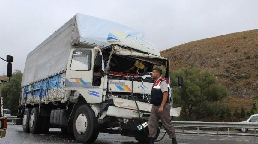 Yolcu Otob&uuml;s&uuml;yle Kamyon &Ccedil;arpıştı: 10 Yaralı
