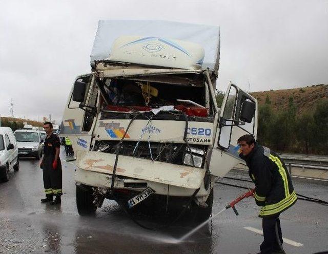 Yolcu Otobüsüyle Kamyon Çarpıştı: 10 Yaralı