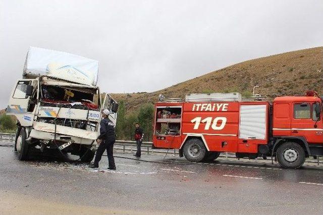 Yolcu Otobüsüyle Kamyon Çarpıştı: 10 Yaralı