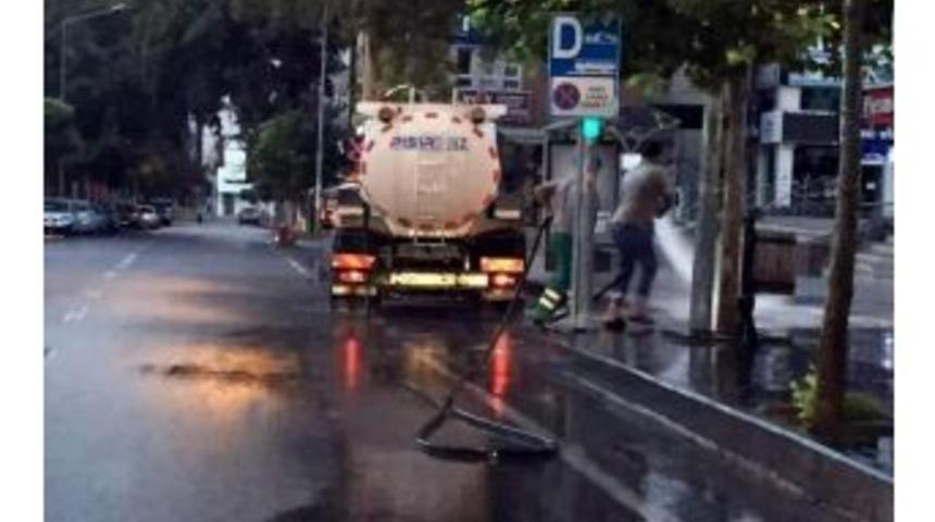Temizlik Ekipleri Caddeleri Yıkadı