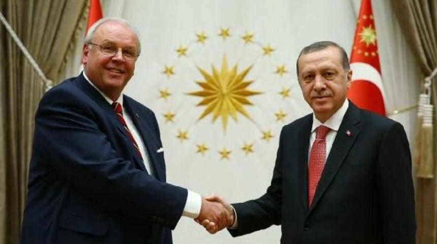 Hollanda Ve Almanya B&uuml;y&uuml;kel&ccedil;ilerinden Cumhurbaşkanı Erdoğan'a G&uuml;ven Mektubu