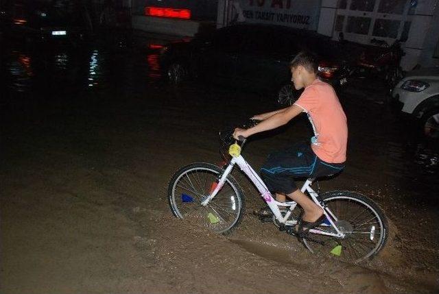 Tokat’ta Sağanak Yağmur Hayatı Olumsuz Etkiledi