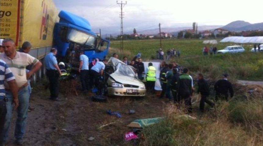Amasya&rsquo;da Tır İle Otomobil &Ccedil;arpıştı: 4 &Ouml;l&uuml;