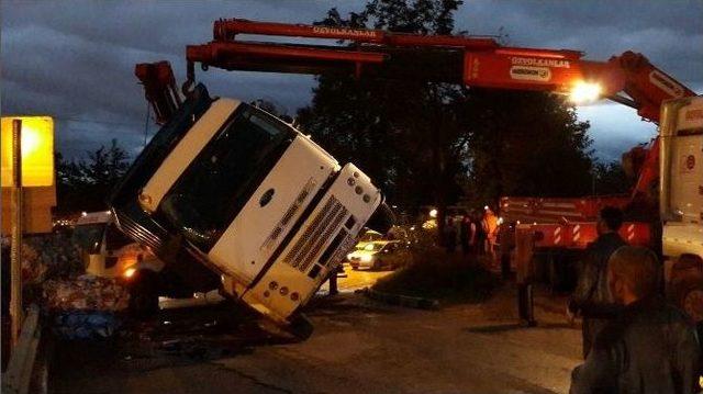 Virajı Alamayan Atık Kağıt Kamyonu Devrildi: 1 Yaralı