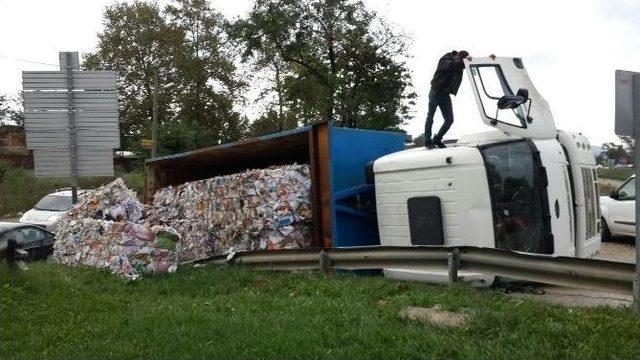 Virajı Alamayan Atık Kağıt Kamyonu Devrildi: 1 Yaralı