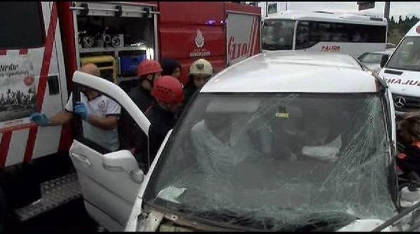 Ara&ccedil;ta Sıkışan S&uuml;r&uuml;c&uuml;y&uuml; Itfaiye Kurtardı