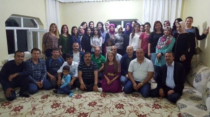 Hakkari&rsquo;de Yeni Atanan &Ouml;ğretmenlere Yer Sofrasında Ziyafet