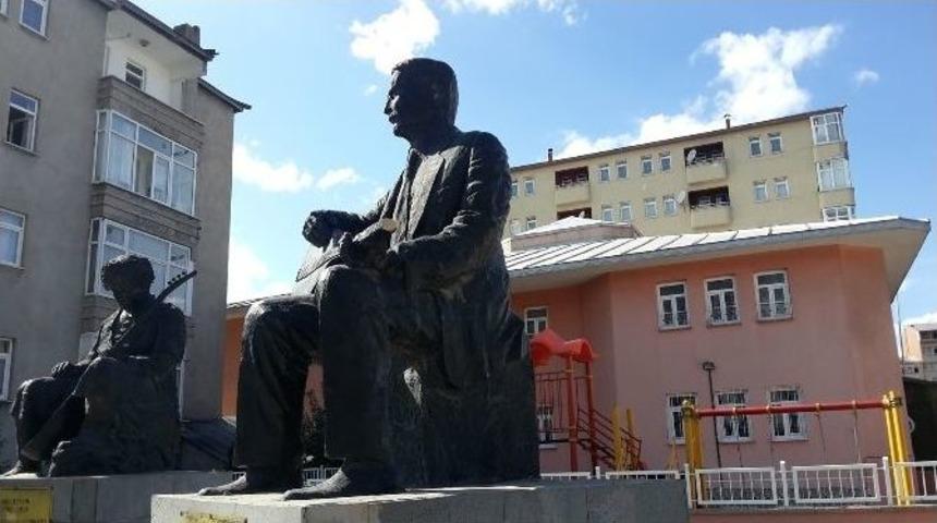 Aşık Şeref Taşlıova&rsquo;ya Ait Heykelin Sazı Tekrar Kırıldı
