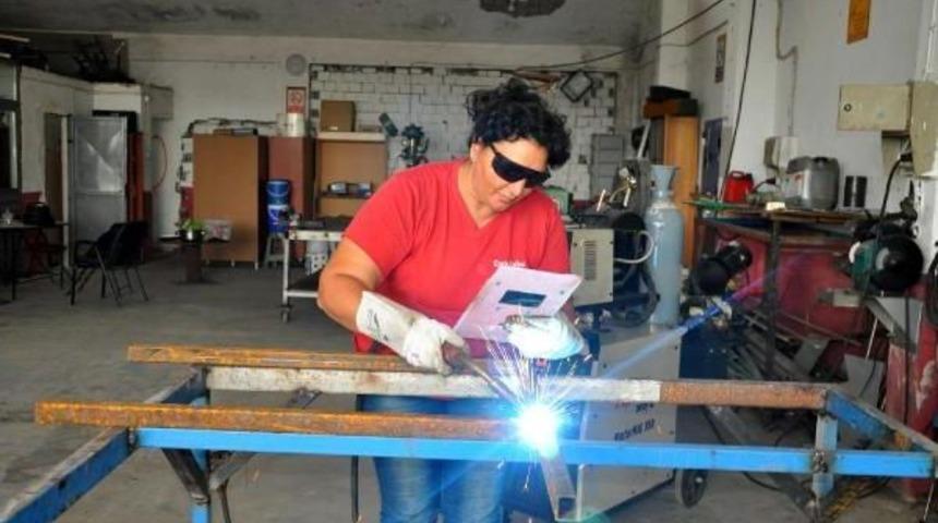 Eşine Yardım Için Başladı, Kaynakçı Oldu