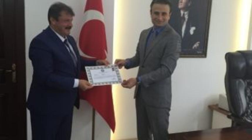 Kaymakam Bilgin Başarılı Müdüre Belge Verdi