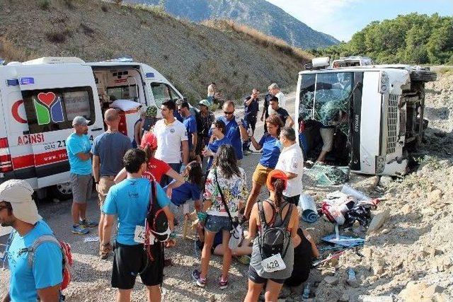 Sporcuları Taşıyan Midibüs Yan Yattı: 7 Yaralı