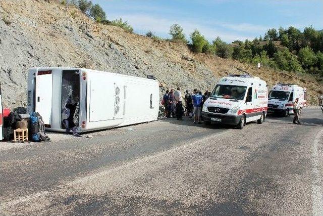 Sporcuları Taşıyan Midibüs Yan Yattı: 7 Yaralı