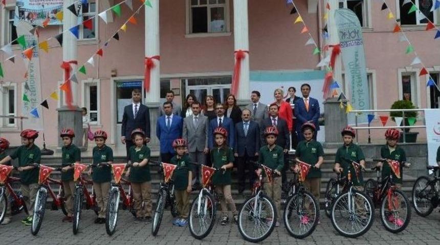 Okullarda Obezite İle M&uuml;cadele Kapsamında &Ouml;ğrencilere Bisiklet Dağıtıldı