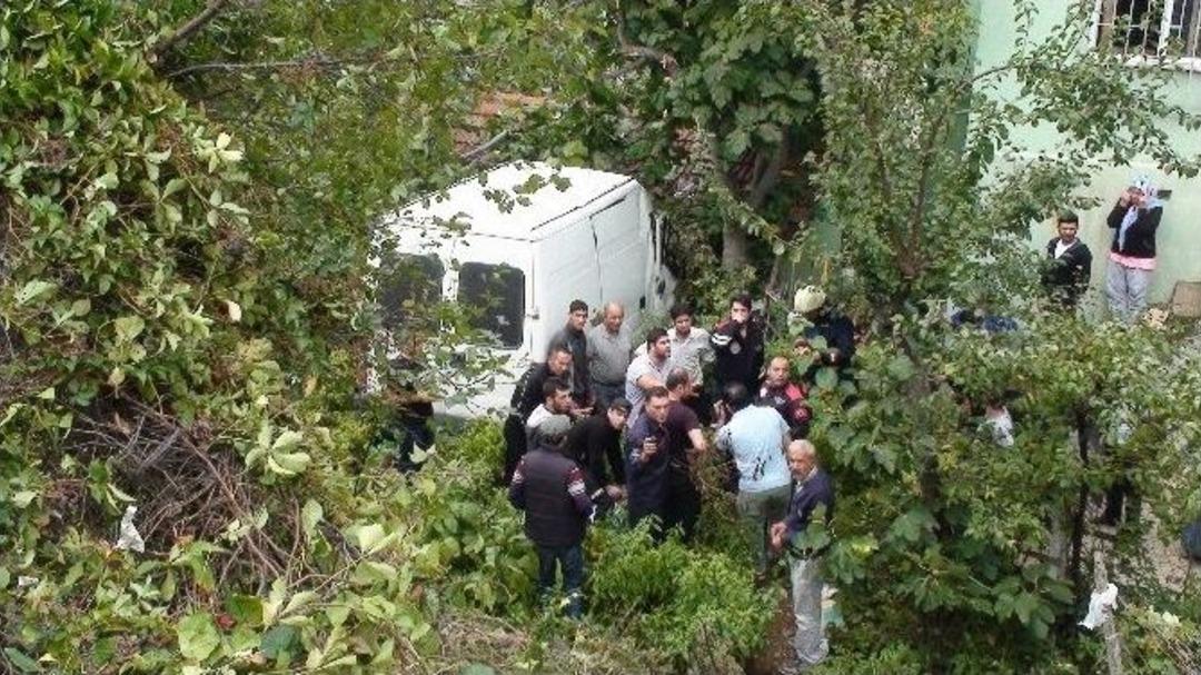 Freni Boşalan Minib&uuml;s Evin Bah&ccedil;esine U&ccedil;tu