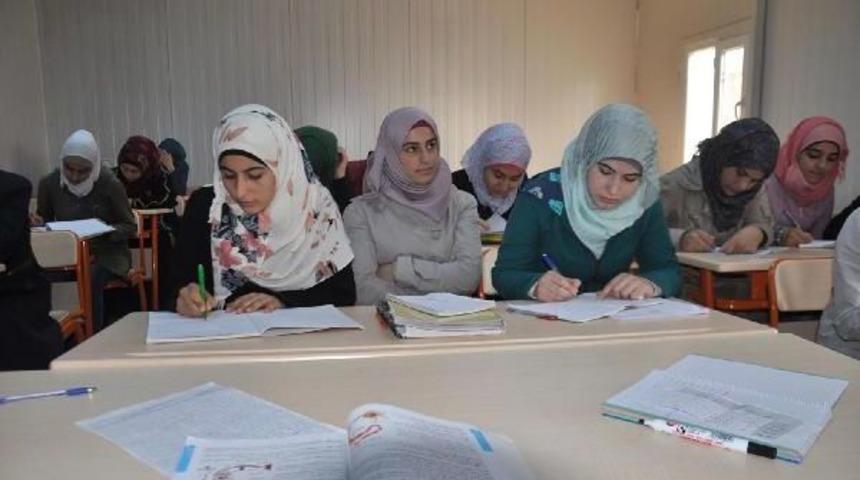 Reyhanlı'da 25 Bin T&uuml;rk, 10 Bin Suriyeli &Ouml;ğrenci Eğitim G&ouml;r&uuml;yor