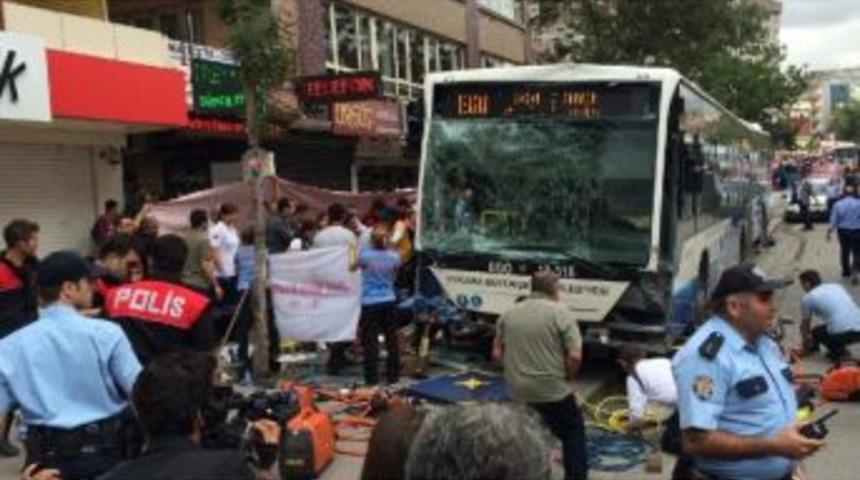 Ankara'da Belediye Otob&uuml;s&uuml; Durağa Daldı; &Ouml;lenler Var (1)