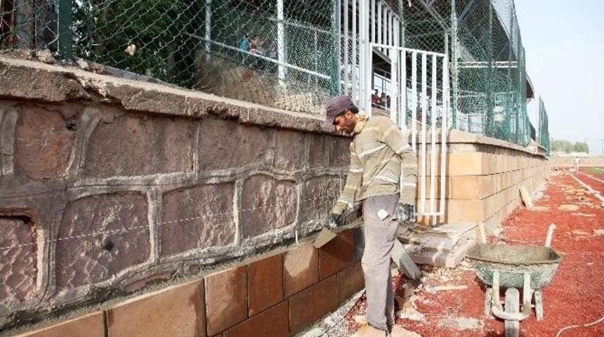 Ahlat Şehir Stadyumu&rsquo;nda Yenileme &Ccedil;alışmaları