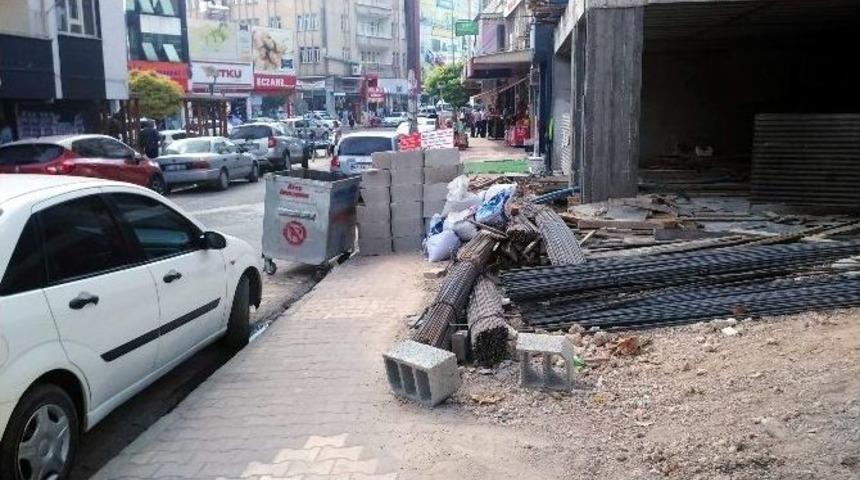 İnşaat Malzemeleri Kaldırımları İşgal Ediyor