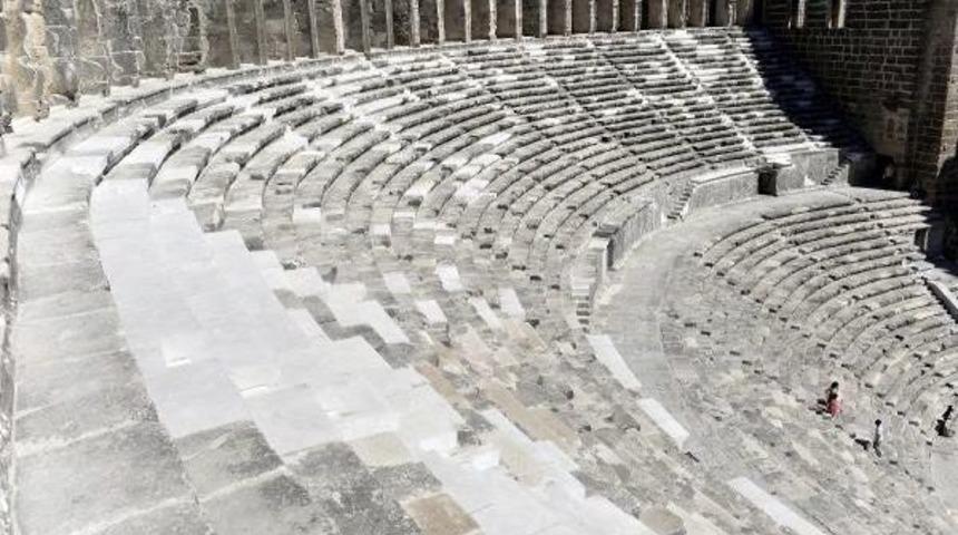 Aspendos'ta Denet&ccedil;i Arkeolog Şikayet&ccedil;i Olmuş