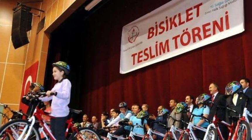 Sivas'ta, Obeziteye Karşı &Ouml;ğrenciler I&ccedil;in Bisiklet Dağıtıldı
