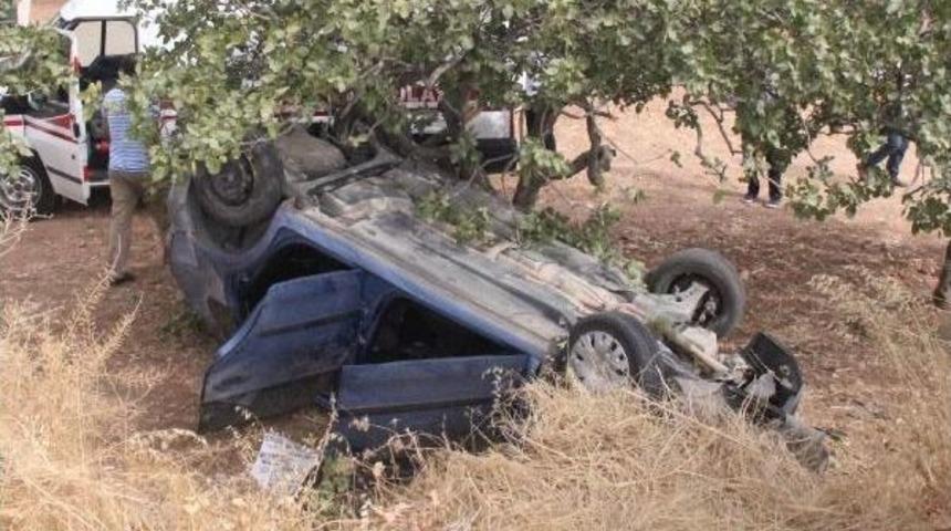 Şanlıurfa’Da Otomobil Şarampole Devrildi: 2 Yaralı