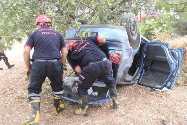 Şanlıurfa’Da Otomobil Şarampole Devrildi: 2 Yaralı