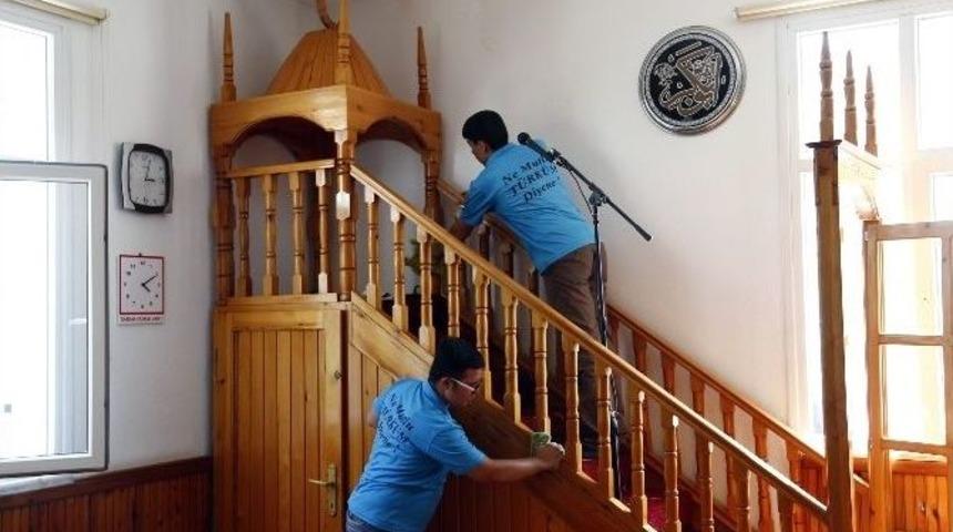 Erdemli Belediyesi Camileri Temizliyor