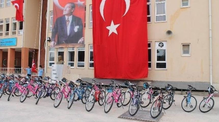 &Ouml;ğrencilere Bisiklet Dağıtıldı