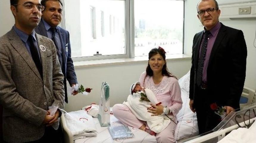 Yeni Doğum Yapan Annelere Anne S&uuml;t&uuml;n&uuml;n &Ouml;nemi Anlatıldı