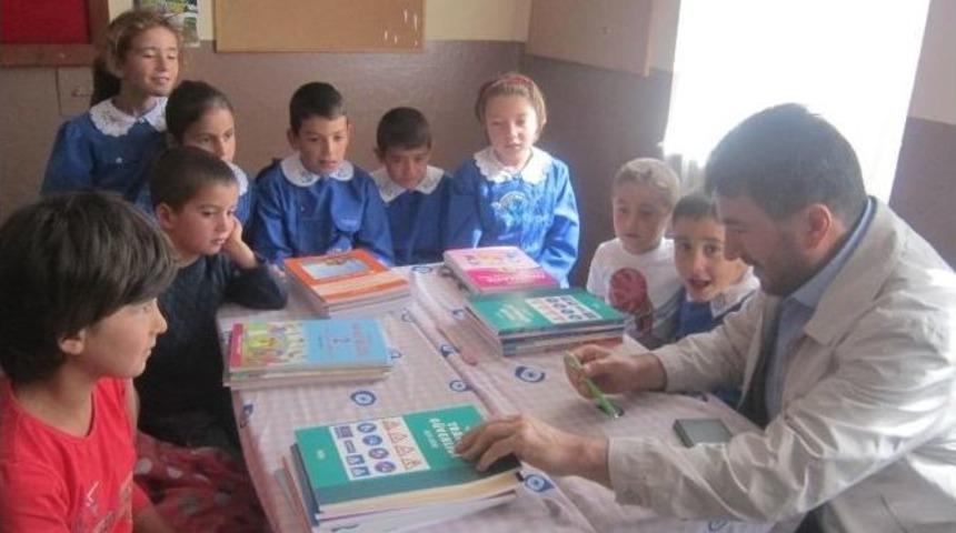 Eğitim Bir Sen 2 Nolu Şubeden &Ouml;ğrencilere Kırtasiye Yardımı