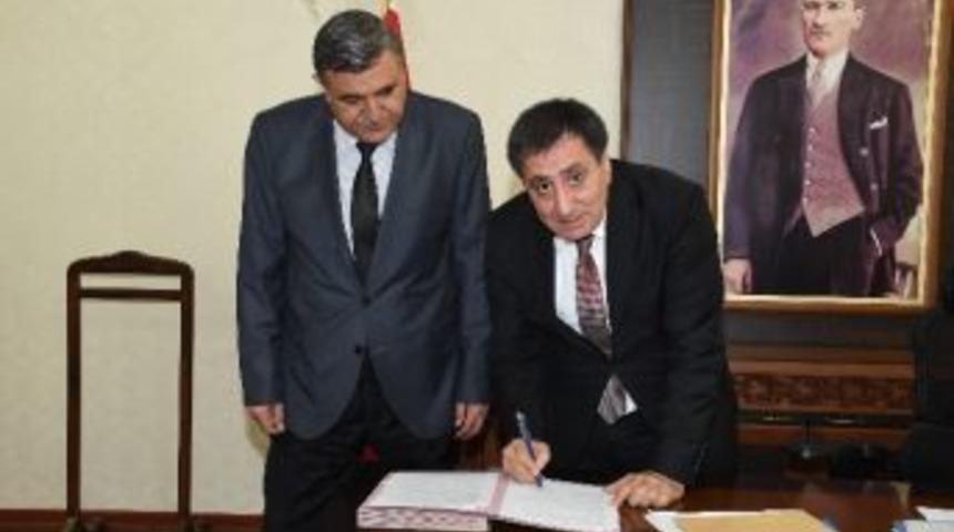 Vali K&uuml;&ccedil;&uuml;k İki &Ouml;nemli Protokole İmza Attı
