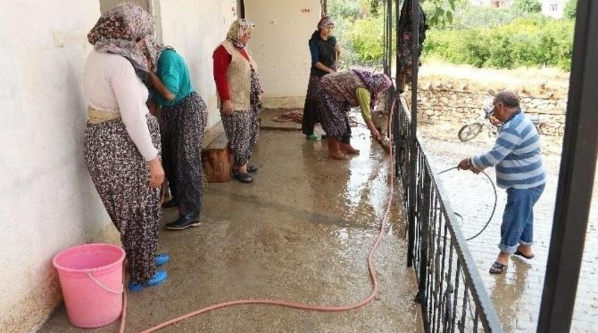 Mut&rsquo;ta Kuvvetli Yağış Hayatı Fel&ccedil; Etti