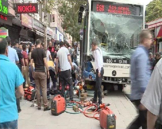 Ankara'da Belediye Otobüsü Durağa Daldı; Ölenler Var (2)