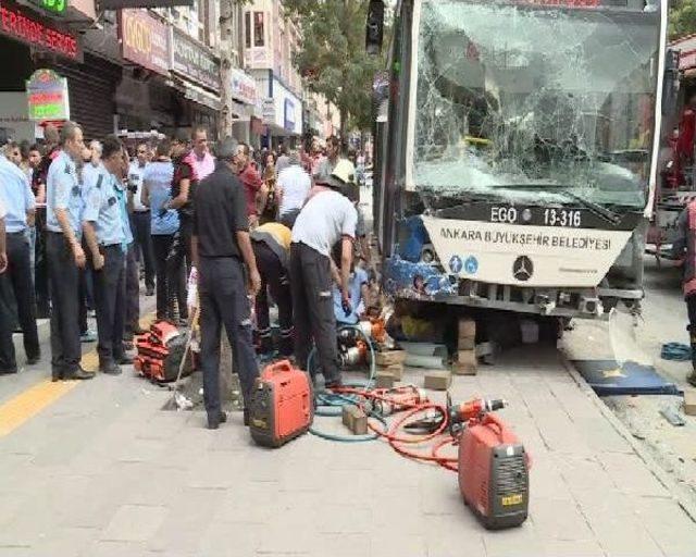 Ankara'da Belediye Otobüsü Durağa Daldı; Ölenler Var (2)