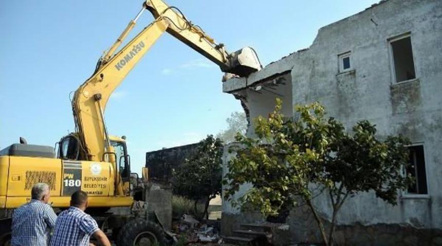 Samsun'da Ka&ccedil;ak Binalar Yıkıldı