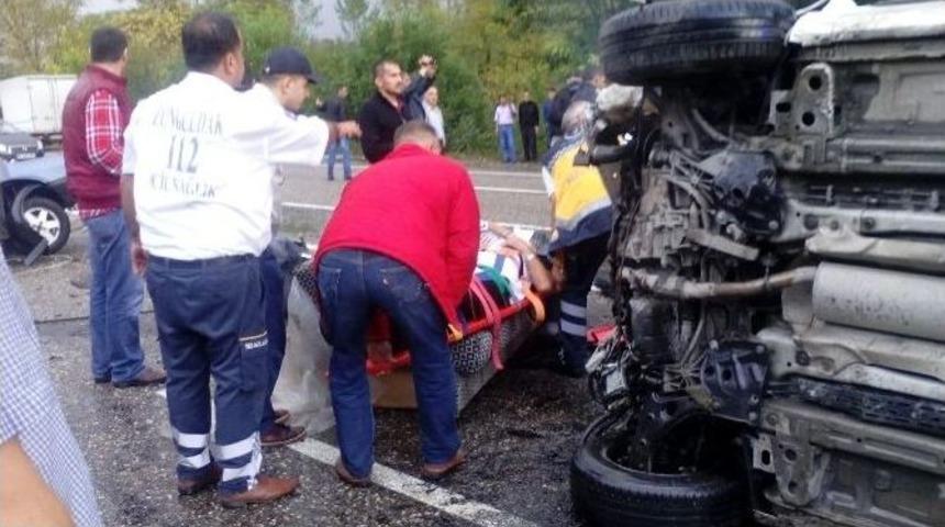 Otomobil İkiye B&ouml;l&uuml;nd&uuml;: 1 &Ouml;l&uuml;, 6 Yaralı