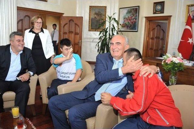 Özel Sporcular Başkan Yılmaz’ı Ziyaret Etti