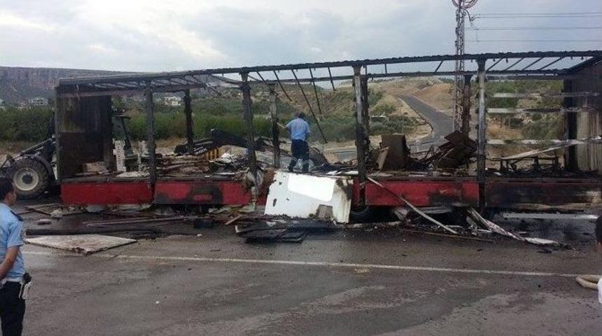 Mut&rsquo;ta Mobilya Y&uuml;kl&uuml; Tır Yandı