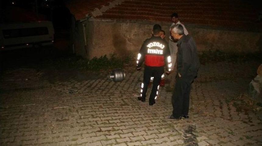 Yozgat&rsquo;ta Gaz Ka&ccedil;ıran Mutfak T&uuml;p&uuml; Patlamadan İtfaiye Ekiplerince Dışarı &Ccedil;ıkartıldı