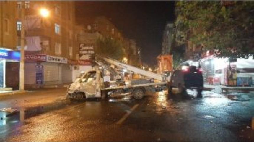 Ara&ccedil; Yakan Ter&ouml;ristler Polise Ateş A&ccedil;tı